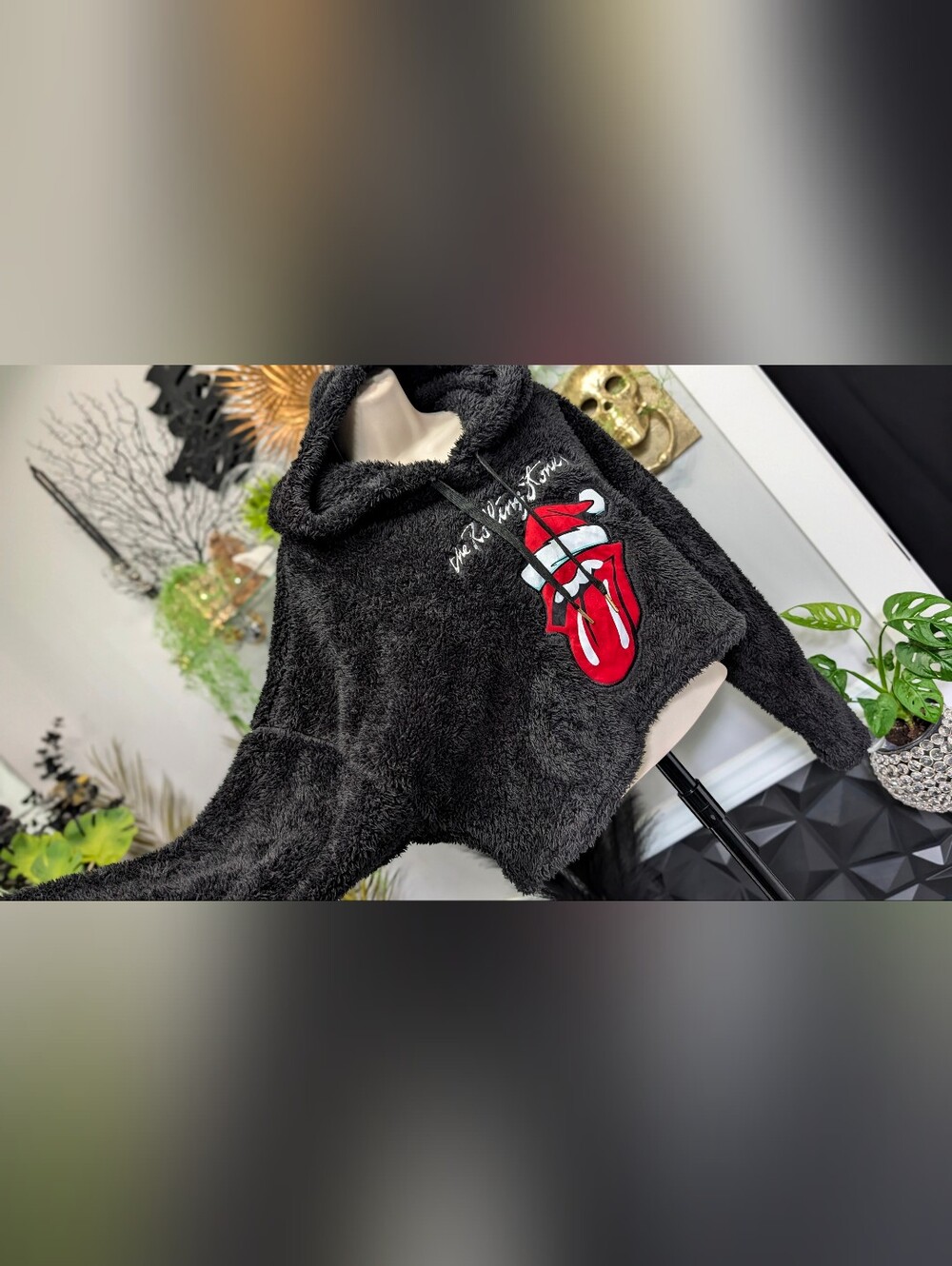 Rare "The Rolling Stones" Santa Hat Tongue Faux Fur Crop Top Hoodie LG-XL - Picture 4 of 9